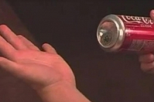 Criss硬币入可乐罐