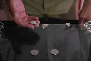 2022 小物品穿玻璃 Beyond the Mirror by Jean-Pierre Vallarino