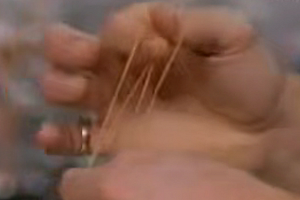 刘谦表演过的橡皮圈咬断还原魔术教学